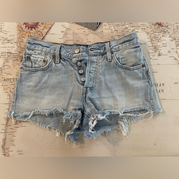 Levi’s 501 Buttonfly Frayed Denim Shorts Leather Patch Distressed - Picture 1 of 8